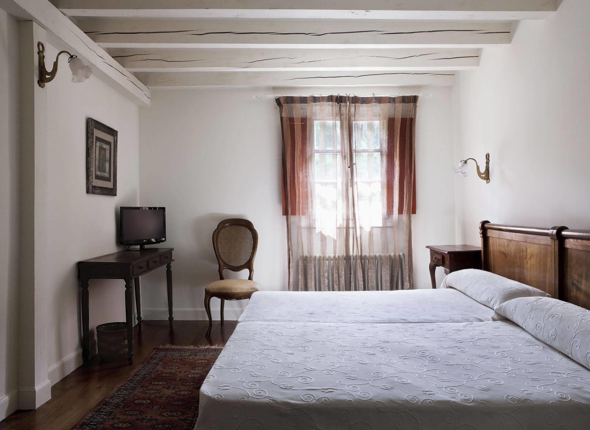 Hotel Iraragorri Galdakao Bagian luar foto